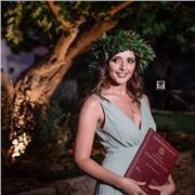 Docente di inglese e spagnolo impartisce lezioni inerenti alle due lingue straniere per ragazzi di scuole elementari e medie